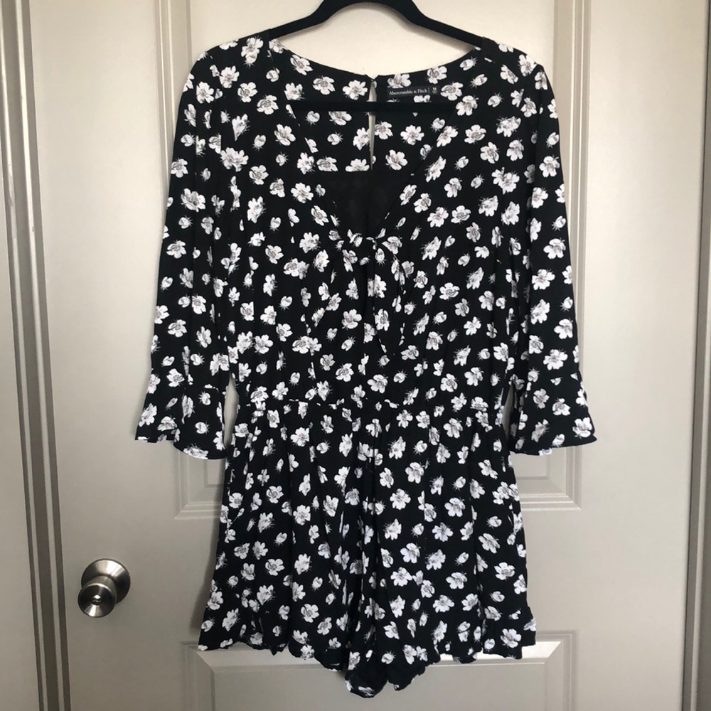 A&F Romper with POCKETS!